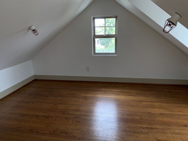 Building Photo - 445  E Avenue