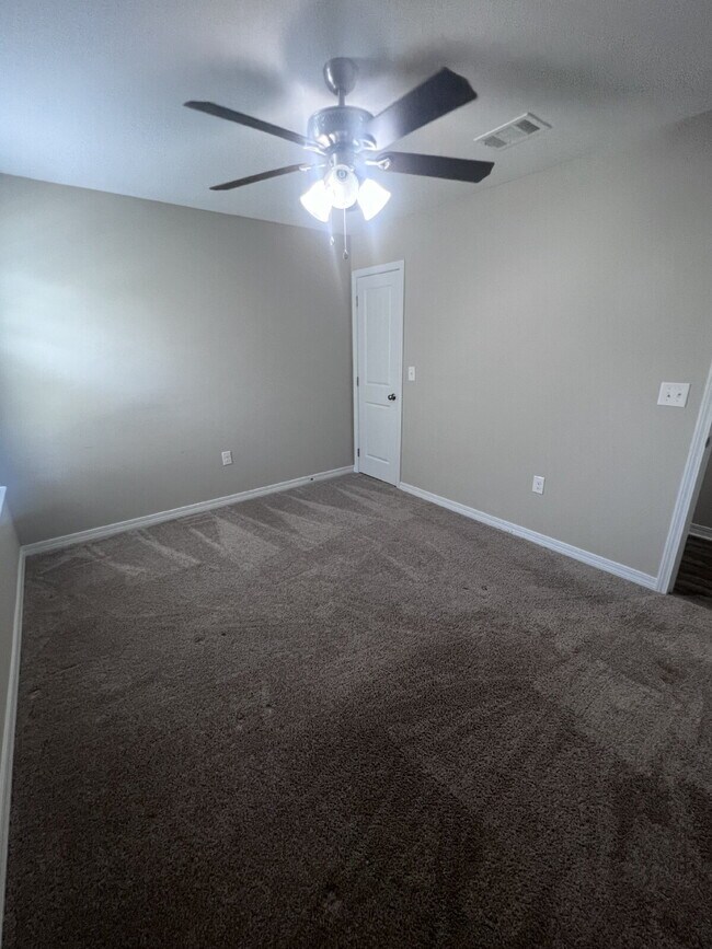 Building Photo - 426 Eisenhower Dr