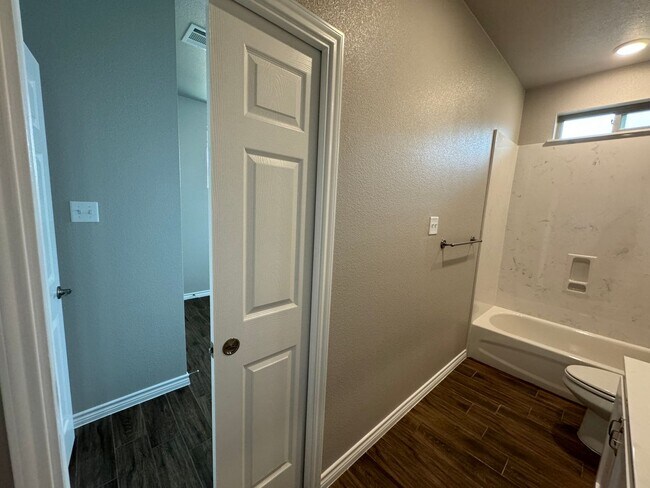 Building Photo - 5403 Rose Gdn Lp