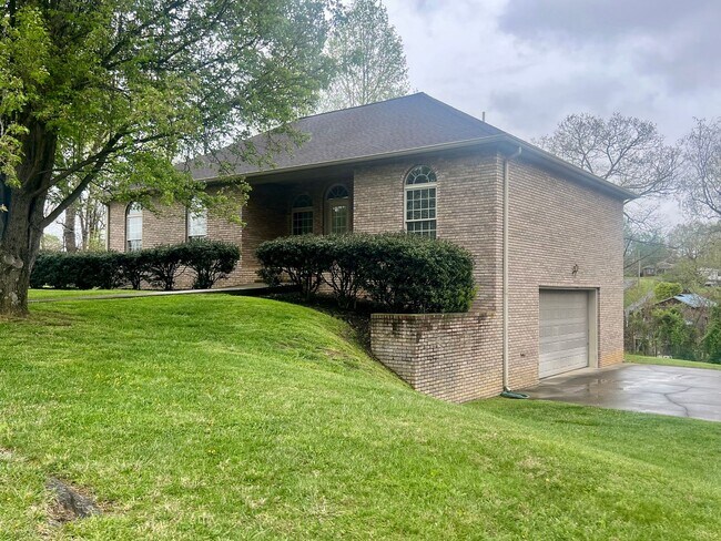 Building Photo - 1212 Ridgewood Ct
