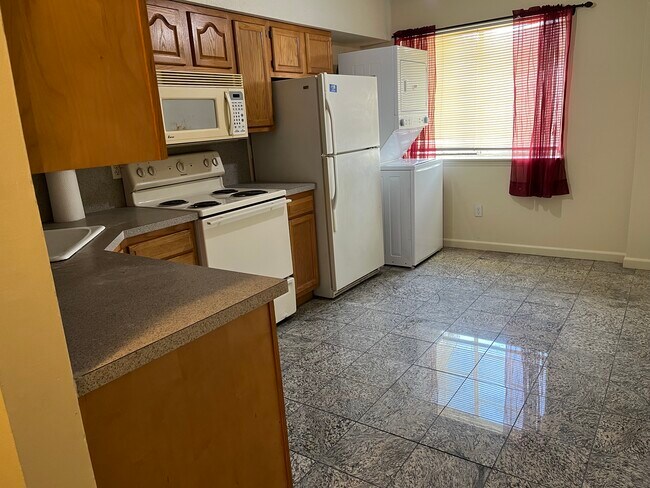 Building Photo - 975 Meriden Rd