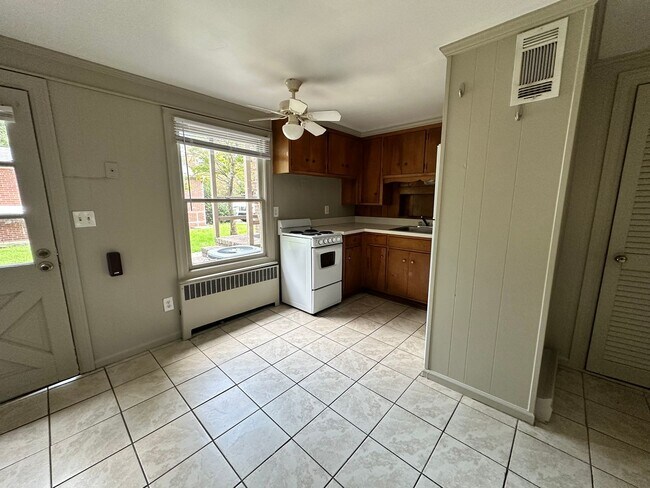 Building Photo - 1 bedroom 1 bath available in the City of Williamsburg! Available Now!
