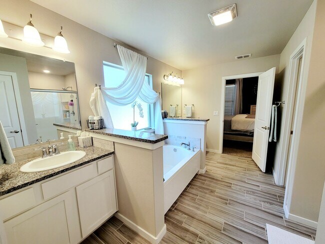 Building Photo - FULLY FURNISHED! Stunning 3/2/2