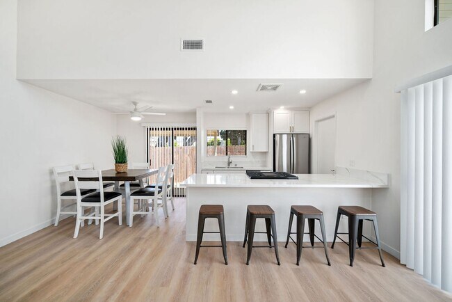 Building Photo - Fully remodeled luxury 3 bedroom 2 bathroom home with 2 car garage