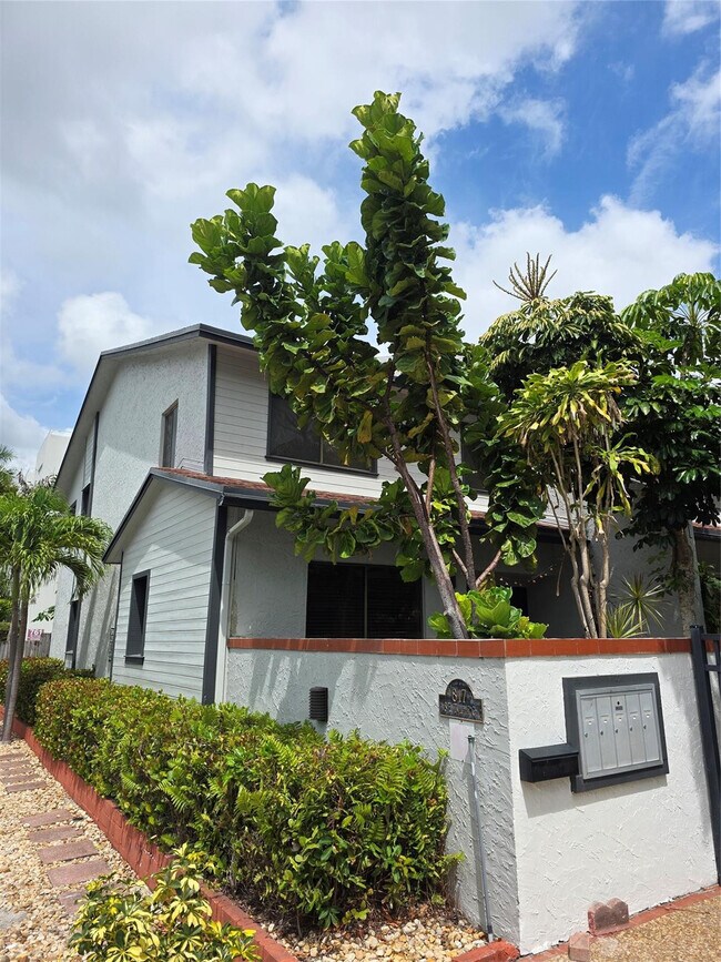 Building Photo - 817 SE 12th Ct