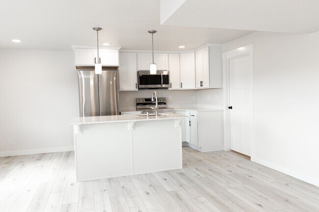 Building Photo - 1431 W Russo Dr