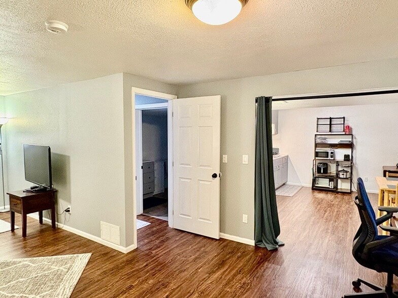 Building Photo - 2512 Hollingbourne Dr