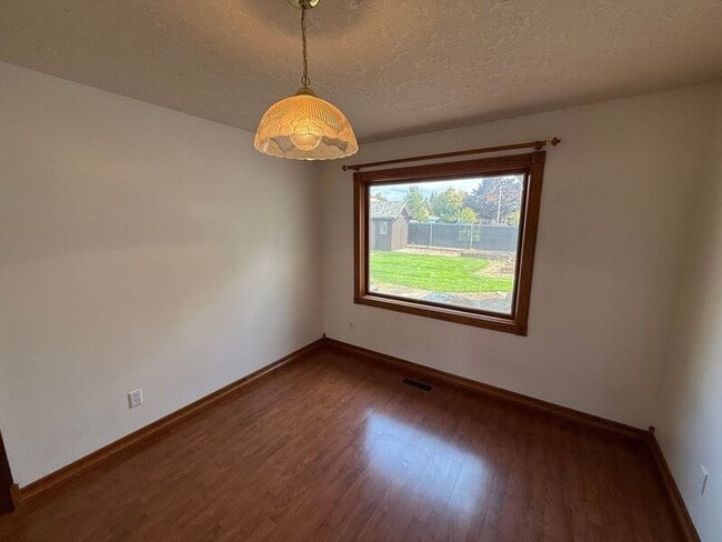 Building Photo - 460 SE Conifer Pl