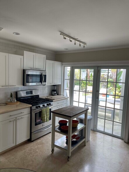 Building Photo - 3203 Marine Dr