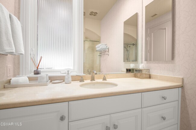 Building Photo - 4358 Cresthaven Dr