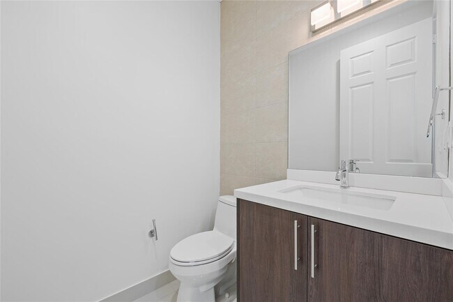 Building Photo - 324 SW 14th Ct