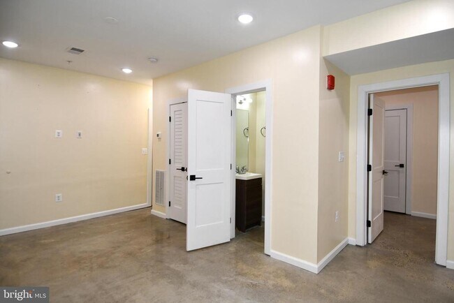 Building Photo - 1040 Bladensburg Rd NE