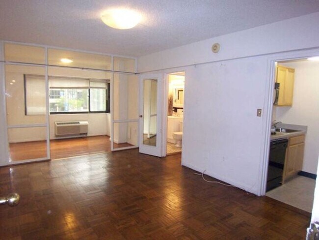 Building Photo - Unique Studio in Foggy Bottom with Solarium Near GW University and Hospital. An Exceptional Find!