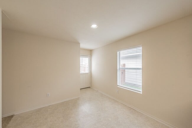 Building Photo - 8864 Valley River Dr