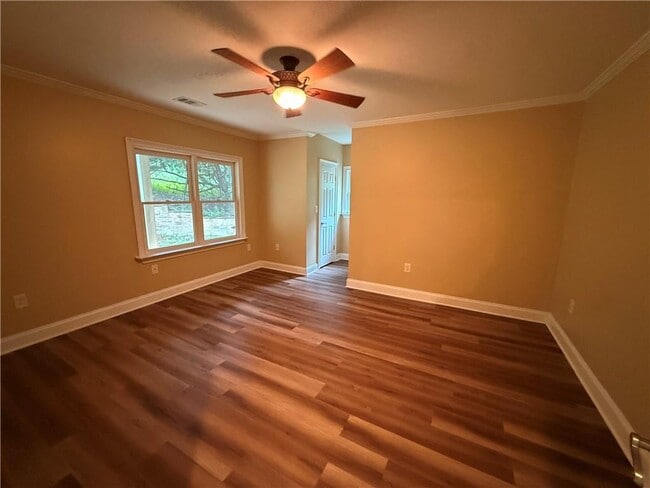 Building Photo - 1505 Hillcrest Dr