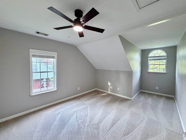 Building Photo - 271 Meadowland Dr