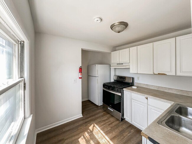 Building Photo - 14 N River St