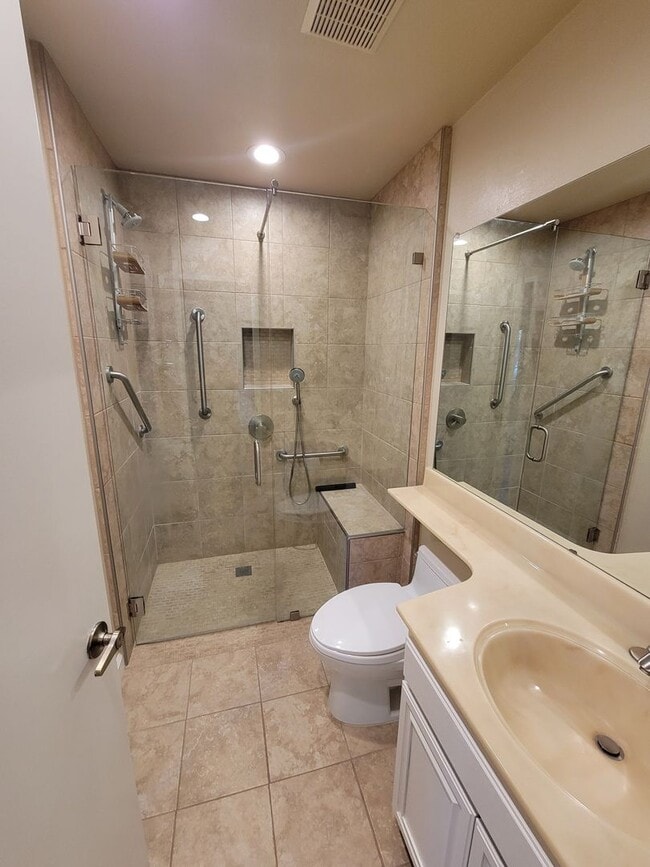 Building Photo - Beautifully Updated 2-bedroom 2 bath Condo...