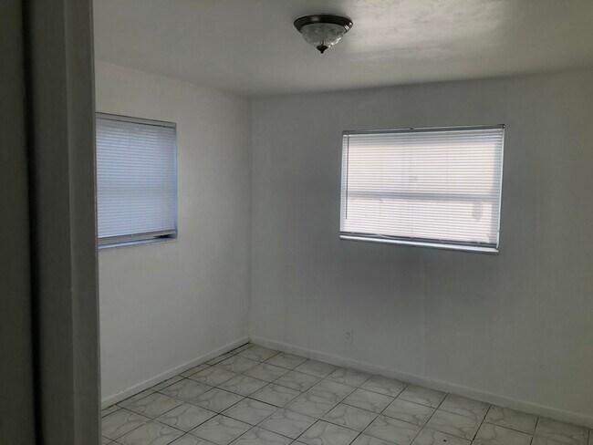 Building Photo - 4120 NW 39th Ave