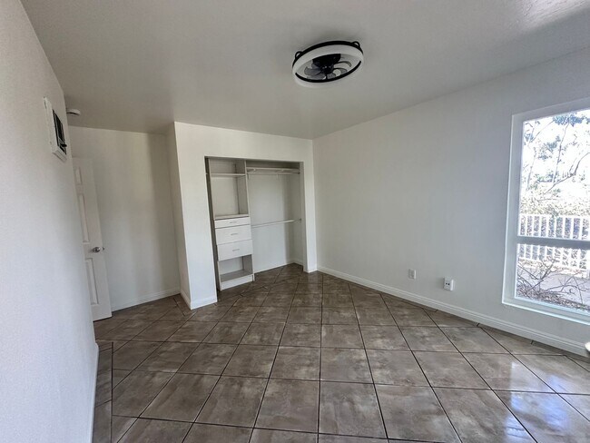 Building Photo - Available Now! 3 bed/ 2 bath condo