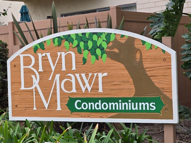 Building Photo - Bryn Mawr 3+2 condo with community pool!