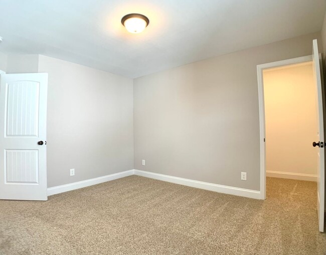 Building Photo - 733 Banister Dr