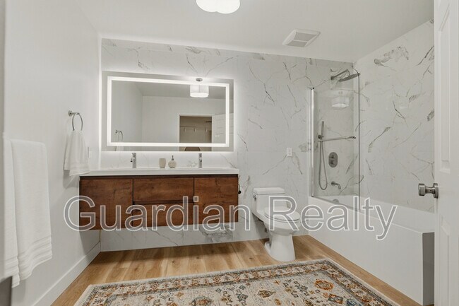 Building Photo - 3007 La Mesa Dr