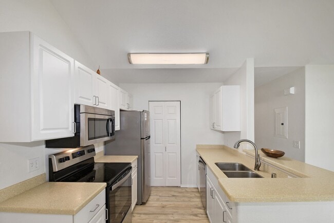 Building Photo - Fully Furnished 2-Bed/2-Bath Condo in Alii Lani