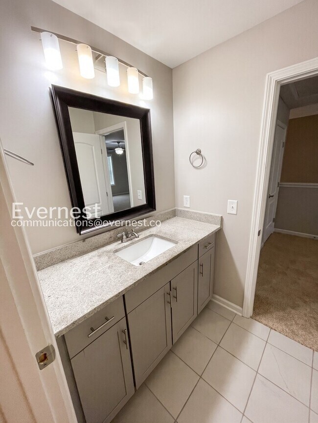 Building Photo - Charming Modern Home / 5 beds 3.5 baths / Garage attached / Fenced-Yard / Available now!
