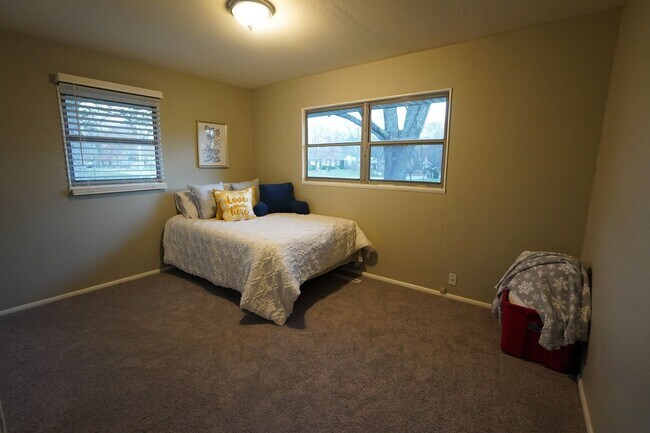 Building Photo - 1200 Oakhurst Dr