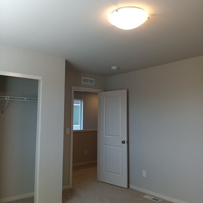 Building Photo - Beautiful Modern Home in Woodburn is Ready For You!!