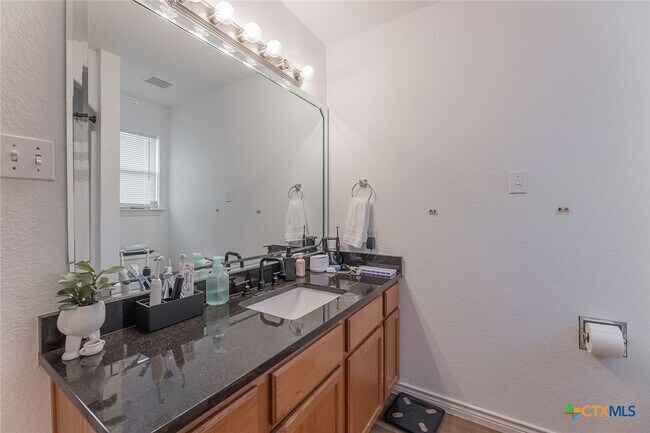 Building Photo - 3301 Southhill Dr