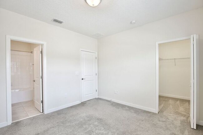Building Photo - Beautiful 4/3.5 Townhome with a Spacious 2 Car Garage Located in Trails at Moss Park - Orlando