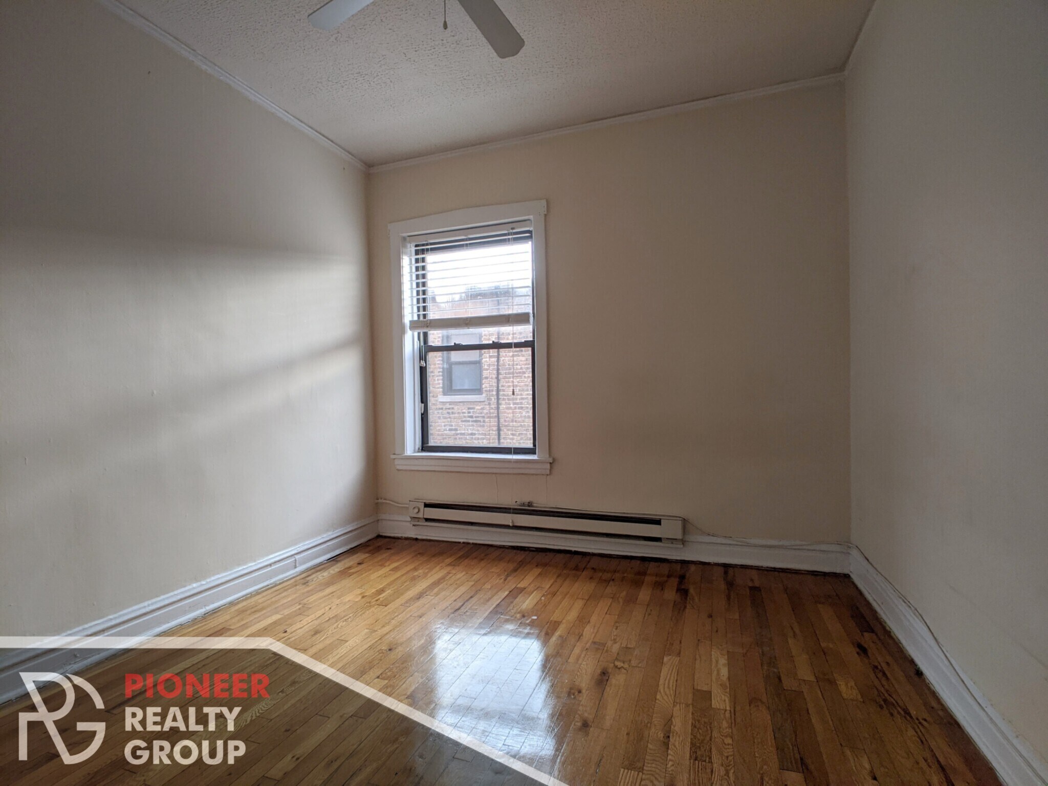 Building Photo - 622 W Cornelia Ave