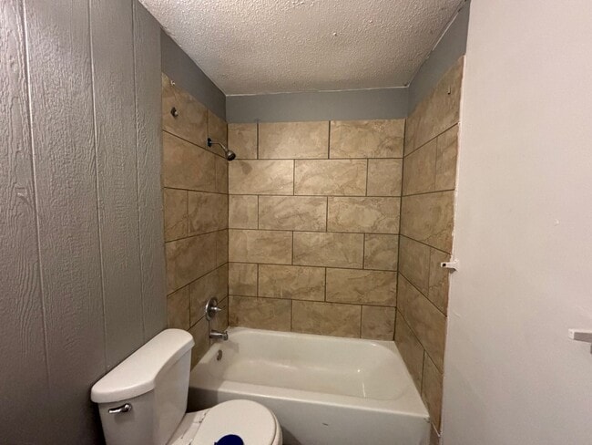 Building Photo - Charming 3 bed 1 bath house!