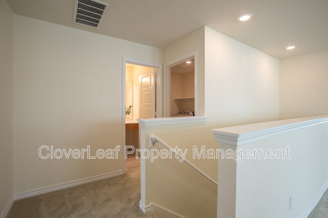 Building Photo - 571 Pebble Bend