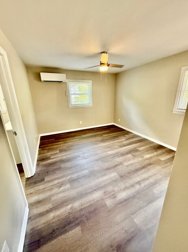 Building Photo - Extra Large One Bedroom House