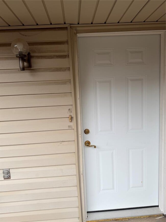 Building Photo - 213 Skylark Ct
