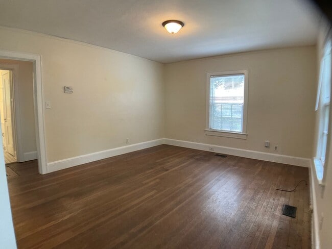 Building Photo - 817 Old Pittsboro Rd