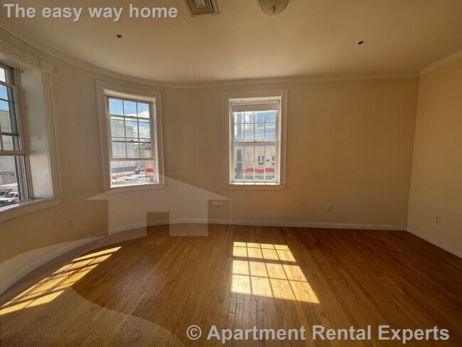 Building Photo - 4 Bishop Allen Dr