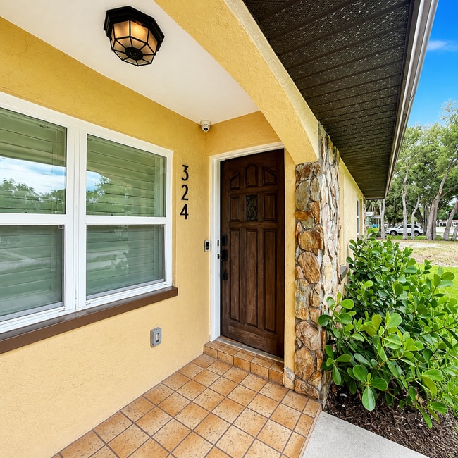 Building Photo - Updated 2/2/1 Home in Northeast St. Petersburg!
