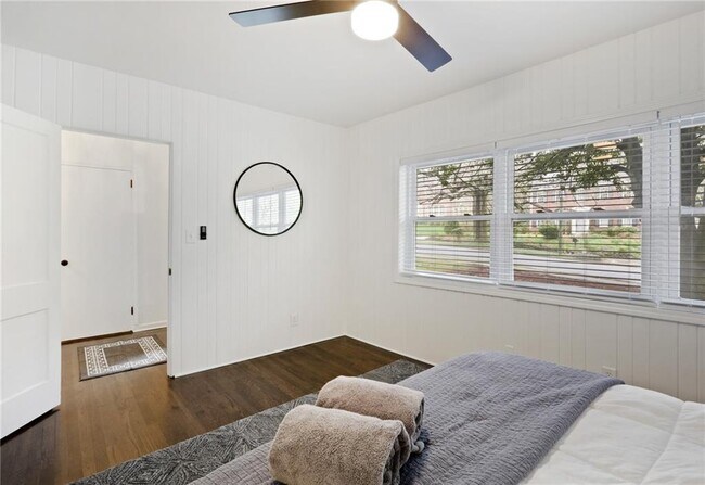 Building Photo - 961 E Rock Springs Rd NE