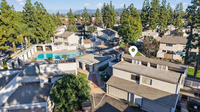 Building Photo - 3 Bedroom Townhome: Prime Location with Pool, Clubhouse and More!