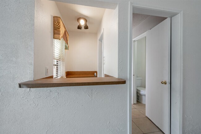 Building Photo - 1915 Mustang Springs Dr