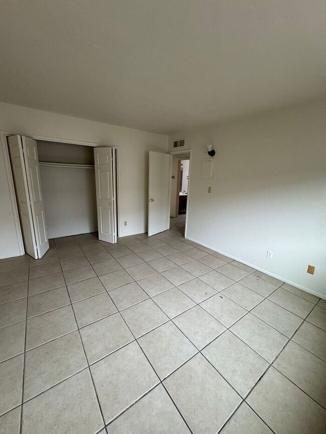 Building Photo - 2873 N Fontana Ave