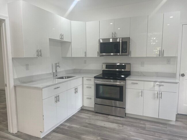 Building Photo - 477 Hilldale Ave