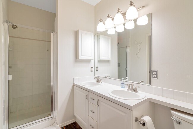 Building Photo - Amazing West Seattle 2 bedroom 2 bath W/S/...