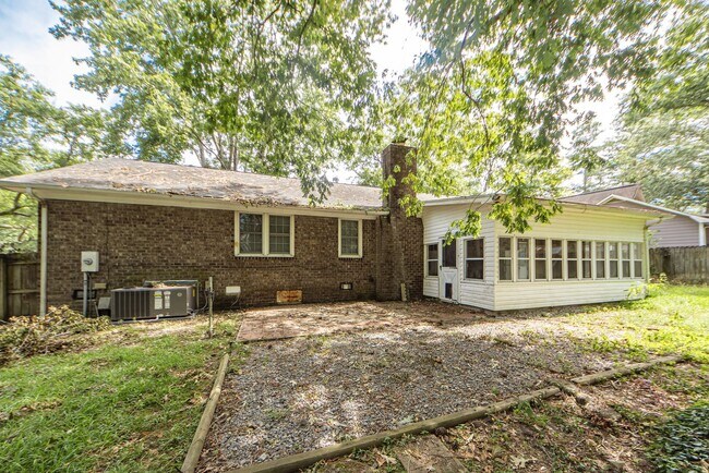Building Photo - 3 Bedroom 2 Bath Home in Briarwood - Summe...