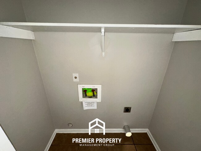 Building Photo - Charming 3 Bedroom Home for Rent in Memphis | High Ceilings, Fireplace & Fenced Yard