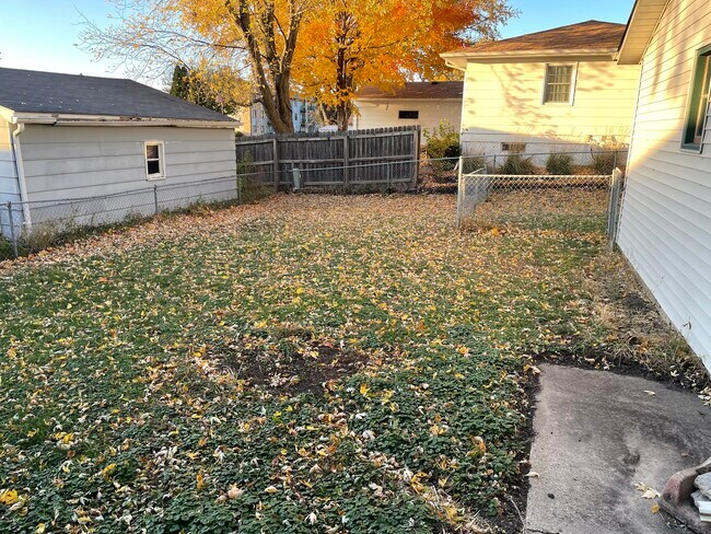 Building Photo - 4901 Schubert St